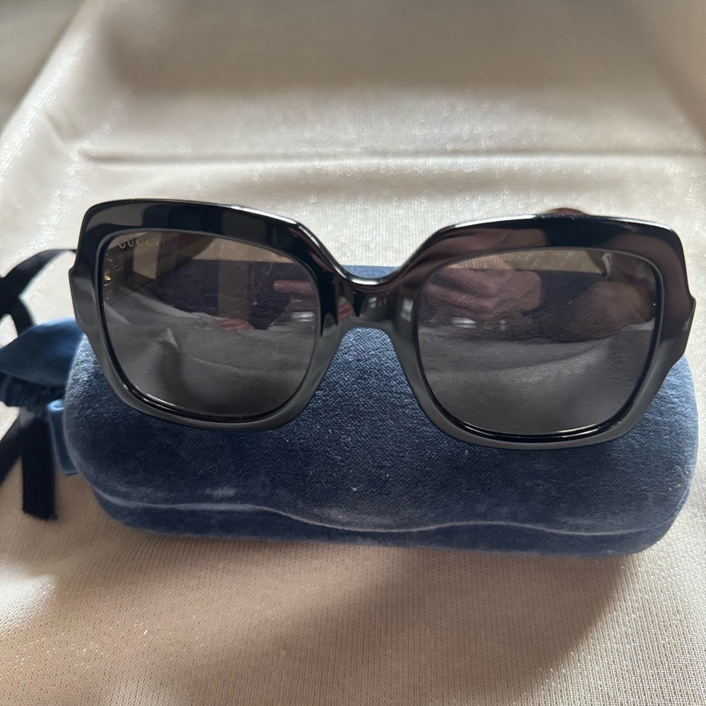 Gucci Women's Black Rectangular Oversized Sunglas… - image 3